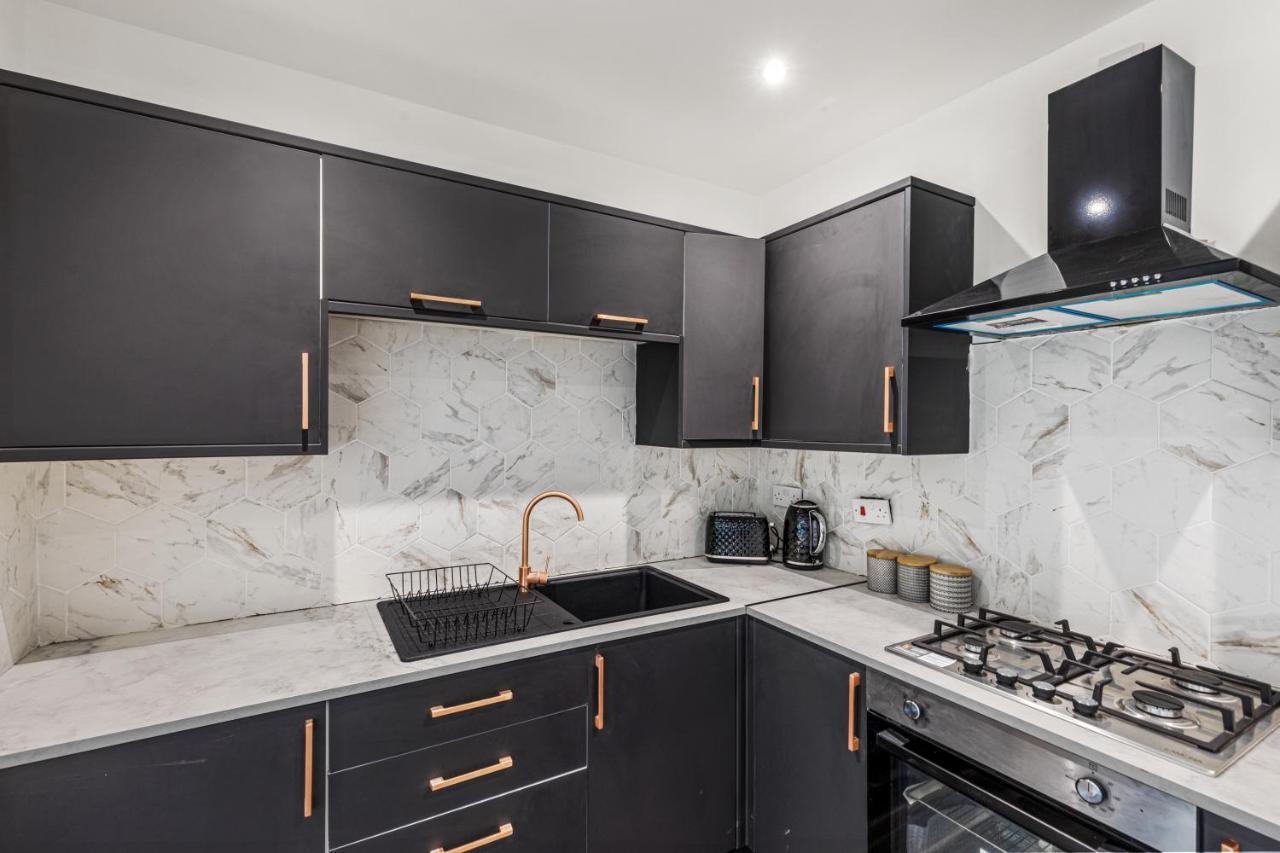 Walsall - 4 Bedroom House, Wi-Fi, Garden , Sleeps 8 - Jrr Stays Bescot Luaran gambar