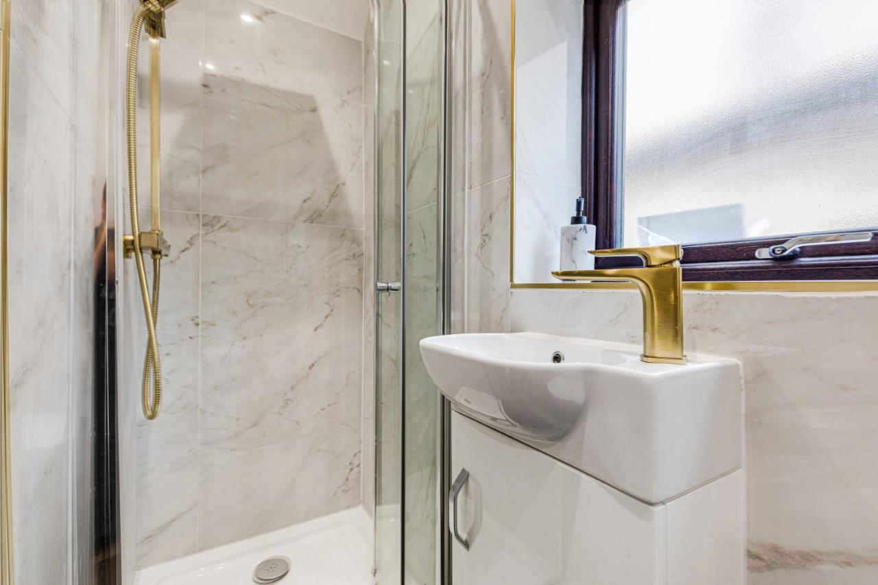 Walsall - 4 Bedroom House, Wi-Fi, Garden , Sleeps 8 - Jrr Stays Bescot Luaran gambar