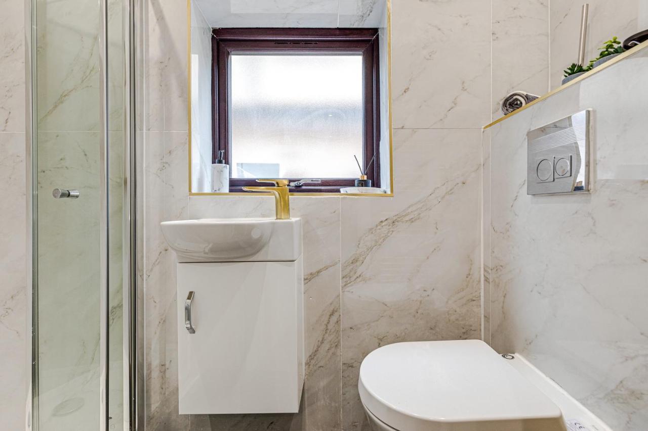 Walsall - 4 Bedroom House, Wi-Fi, Garden , Sleeps 8 - Jrr Stays Bescot Luaran gambar