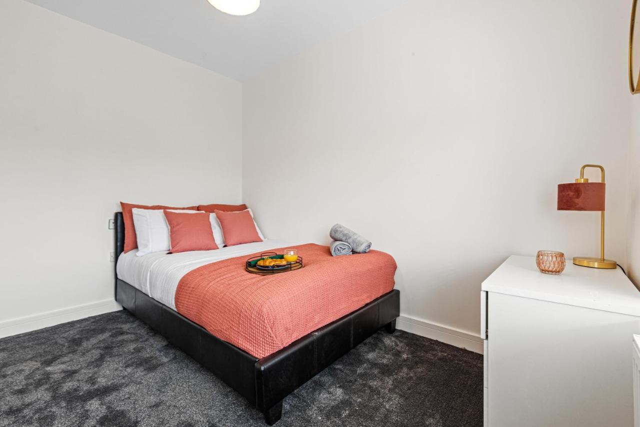 Walsall - 4 Bedroom House, Wi-Fi, Garden , Sleeps 8 - Jrr Stays Bescot Luaran gambar